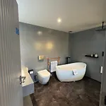 Hotel Waterhead & - Parking Available Onsite