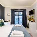Hotel Waterhead & - Parking Available Onsite