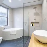 Waterhead & - Parking Available Onsite Hotel 3*