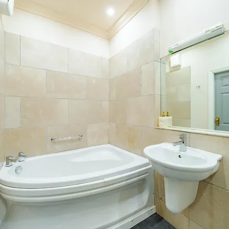 Hotel Waterhead & - Parking And Light Breakfast
