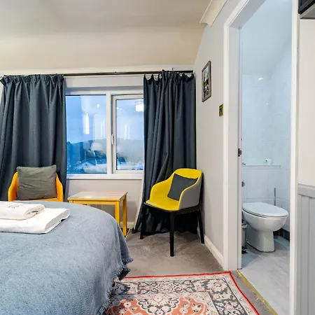 Hotel Waterhead & - Parking And Light Breakfast