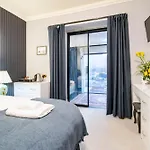 Отель Waterhead & - Parking Available Onsite 3*