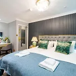 Waterhead & - Parking Available Onsite 3*