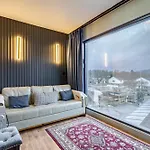 Отель Waterhead & - Parking Available Onsite