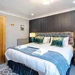 Отель Waterhead & - Parking Available Onsite