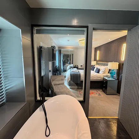 Waterhead & - Parking Available Onsite Отель 3*